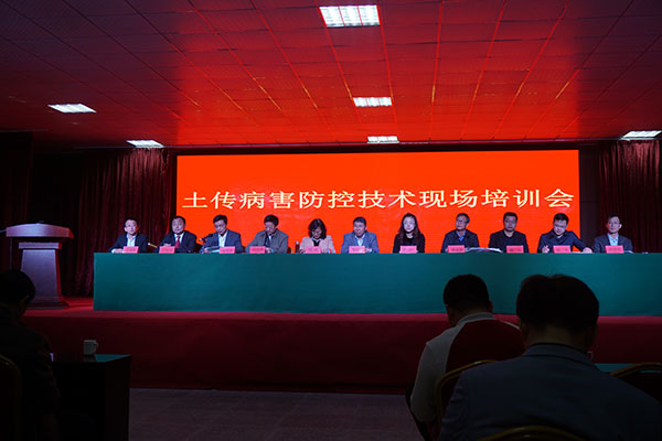 2016.03公司團(tuán)隊(duì)在山東山丘開展土傳病害防控技術(shù)現(xiàn)場培訓(xùn)會